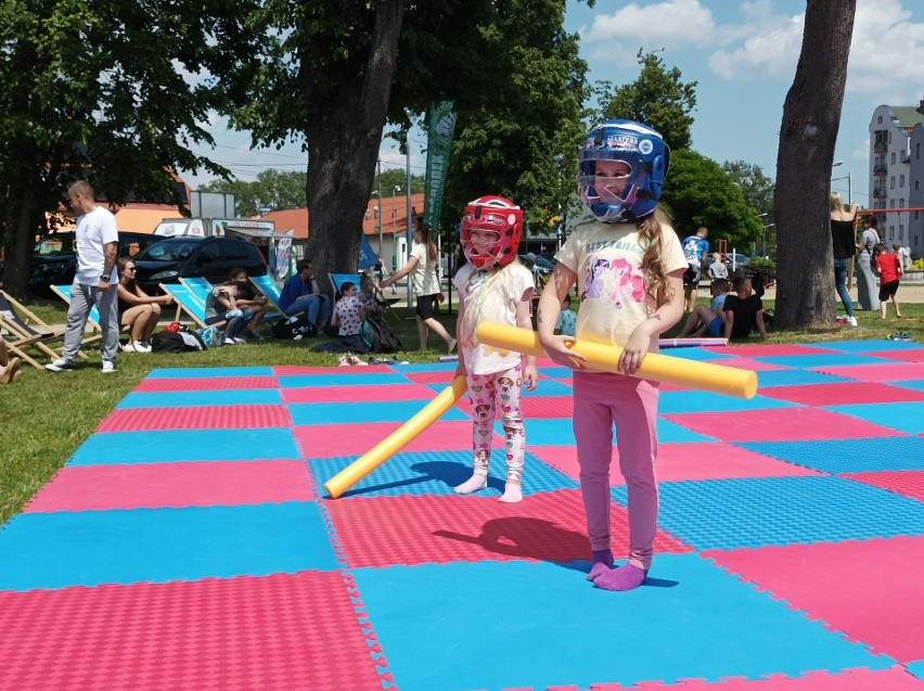 Ostrowski Festiwal Gier i Zabaw. Były zabawy ruchowe, ćwiczenia oraz gry zręcznościowe i planszowe. 12.06.2022