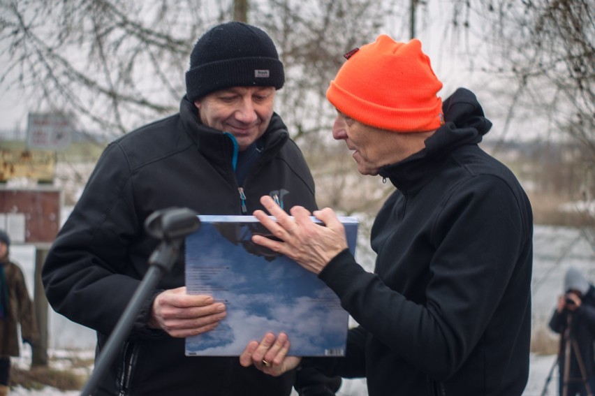 Charytatywne morsowanie w Szepietowie. Społeczność morsów zebrała ponad 20 tys. zł dla trzynastolatki z nowotworem mózgu (zdjęcia)