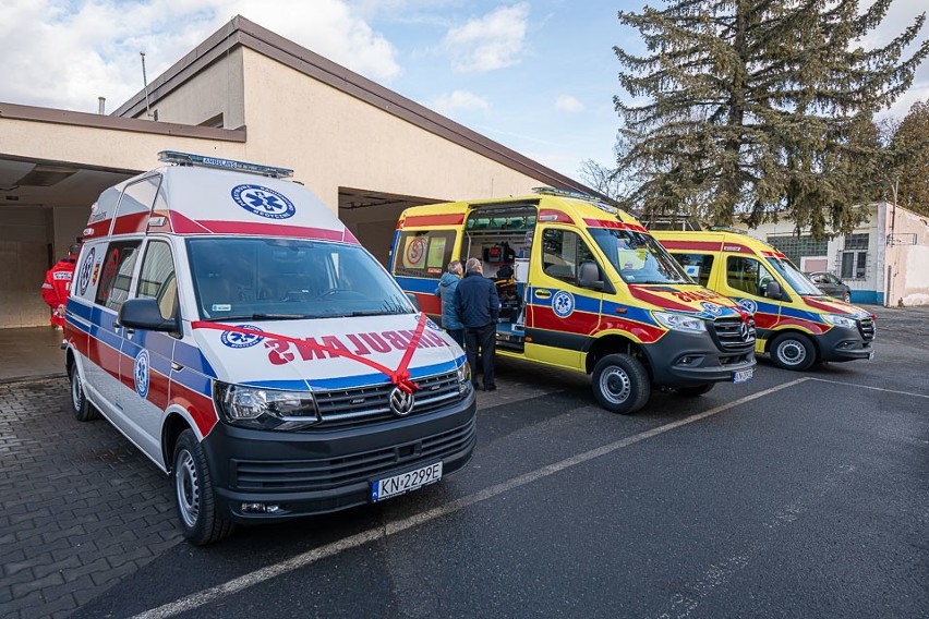 Sądeckie Pogotowie Ratunkowe dostało trzy karetki [ZDJĘCIA]