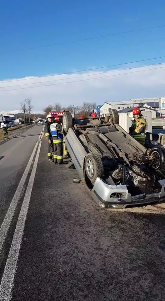 Jedno z aut dachowało na krajówce