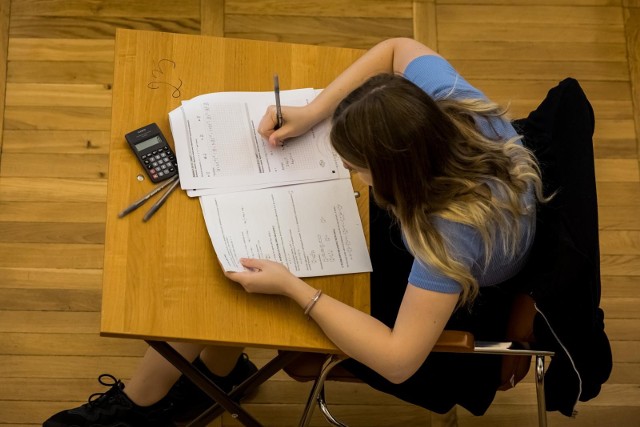 Uczniowie w tysiącach szkół piszą próbną maturę z Operonem w listopadzie