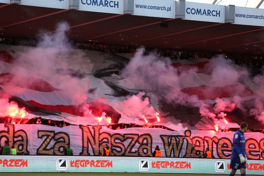 Odpalone race podczas meczu Cracovia - Lechia Gdańsk w maju...
