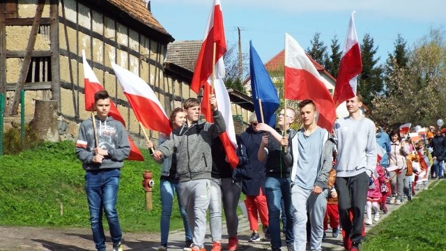 Biało-czerwony pochód przeszedł przez Kopnicę. Uczniowie świętowali Dzień Flagi