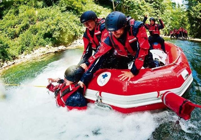 Szkolenie z ratowania ludzi, którzy wpadli do rzeki