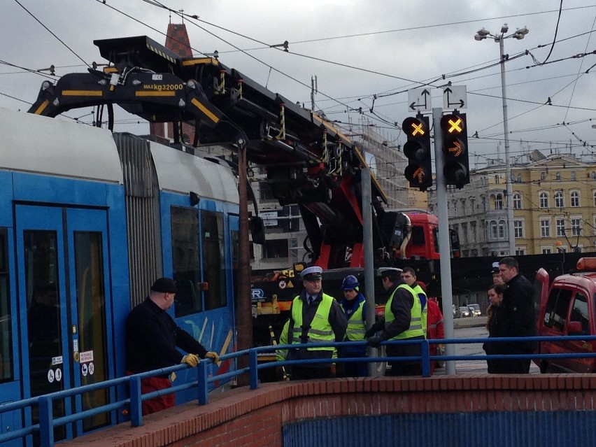 Wykolejenie tramwaju linii 33 na pl. Jana Pawła II