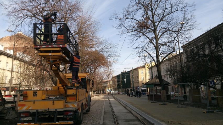 Kraków. Trwa walka z czasem, by w poniedziałek tramwaje wróciły na ulicę Dietla