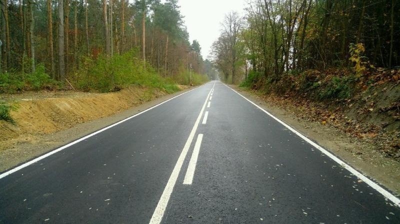 Przebudowana droga powiatowa od skrzyżowania w Dziurkowie do...