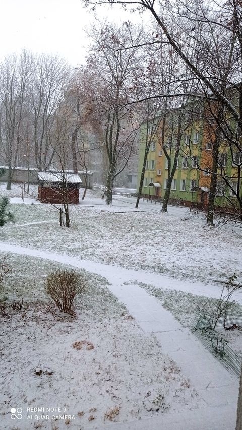 Opady śniegu na Osiedlu XV-lecia w Radomiu.