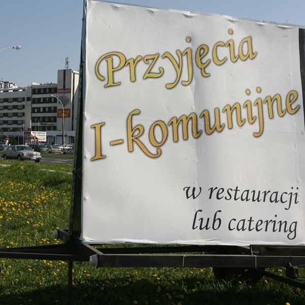 Komunie w restauracjach stały się tak popularne, że restauratorzy reklamują się nawet na dużych bilbordach. 