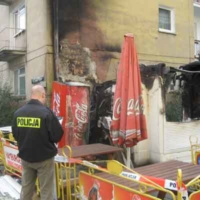 Kiosk w czwartek spłonął doszczętnie, a ze ściany bloku odpadł fragment tynku.