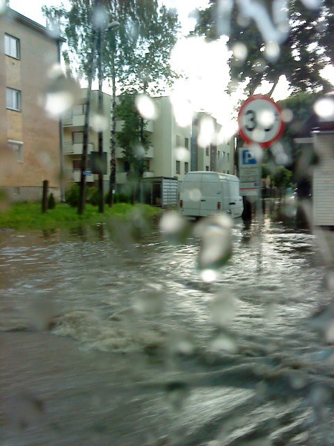 Ulica Źródłowa w Kielcach po piątkowej burzy.
