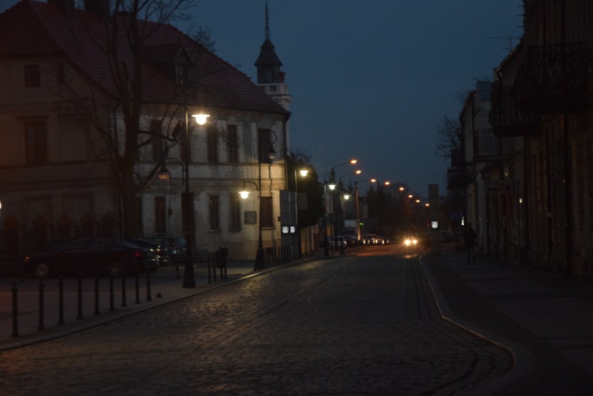 Opustoszałe stare miasto oraz Rynek sieradzki