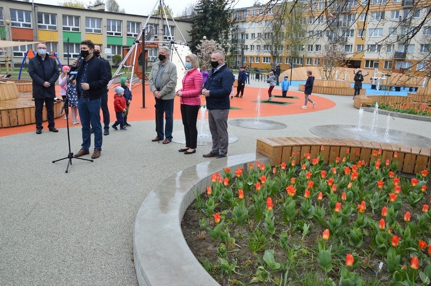 Stalowa Wola. Nowoczesne podwórko z fontanną na osiedlu Pławo już otwarte [ZDJĘCIA]