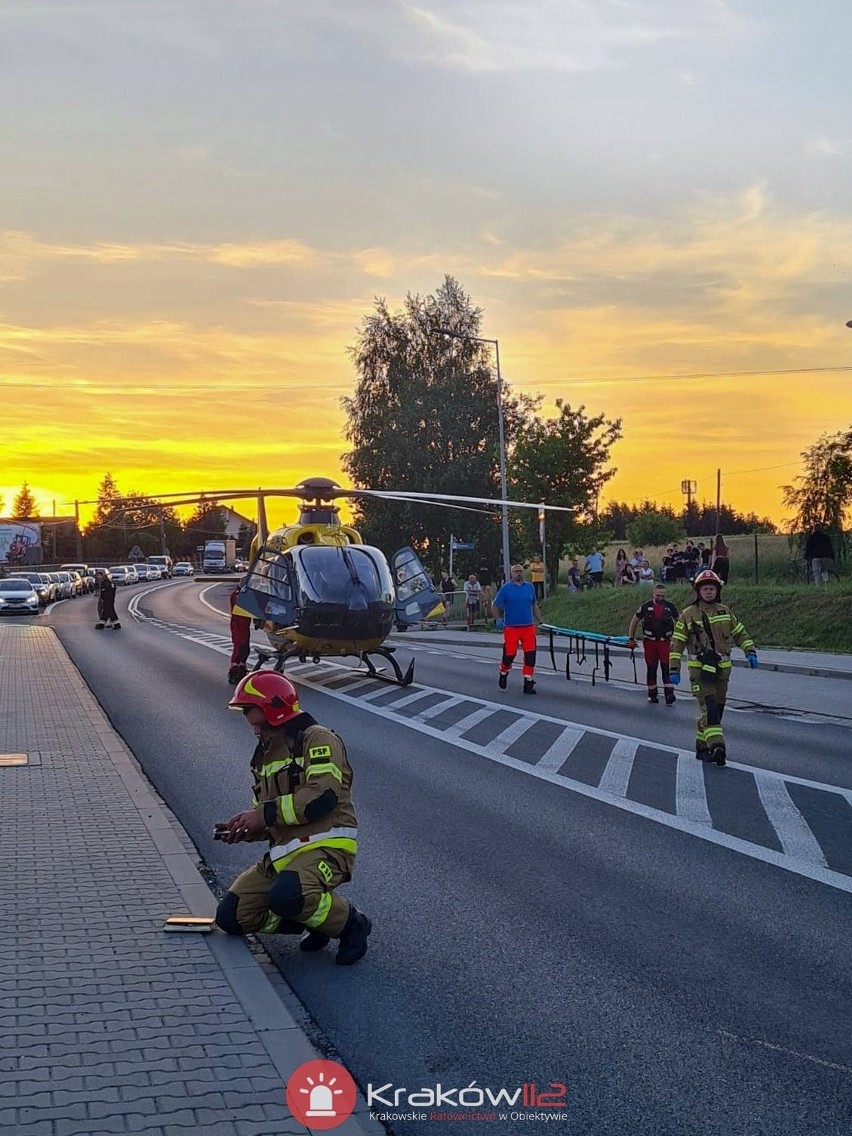 Wypadek w Czajowicach - potrącenie pieszych na DK 94