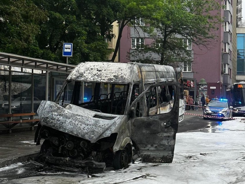 Kierowca oraz pasażerowie opuścili pojazd niestety bus...