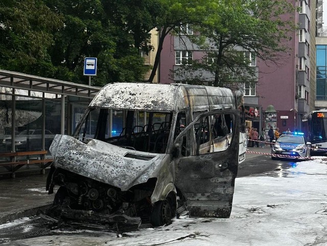 Kierowca oraz pasażerowie opuścili pojazd niestety bus spłonął doszczętnie.