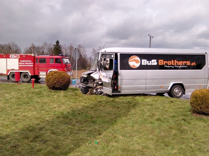 Cieszyn: Śmiertelny wypadek drogowy na DK 939. Samochód zderzył sie z busem, kierowca nie żyje