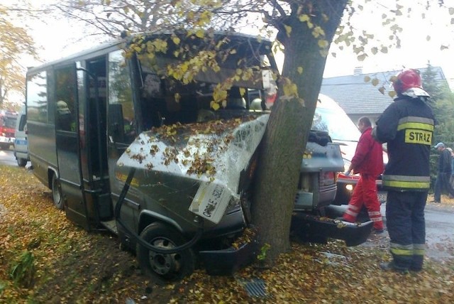 Autobus wpadł w poślizg i uderzył w drzewo.