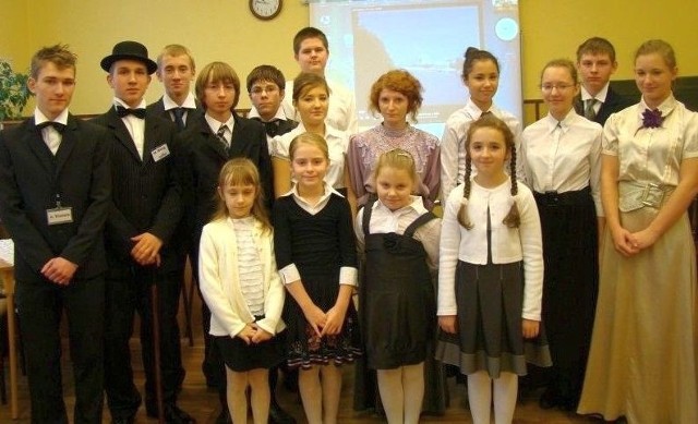Dzieci i młodzież ze stalowowolskiego Zespołu Szkół numer 4 zagrały, w strojach z epoki, w benefisie Marii Skłodowskiej &#8211; Curie	