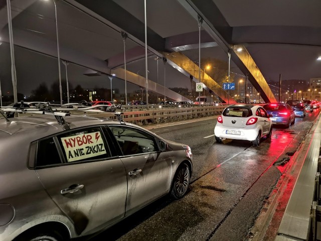 Protest kobiet. Kierowcy zablokowali główne arterie miasta