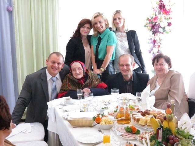 Teofila Nowak z córką, wnukami i prawnukami.