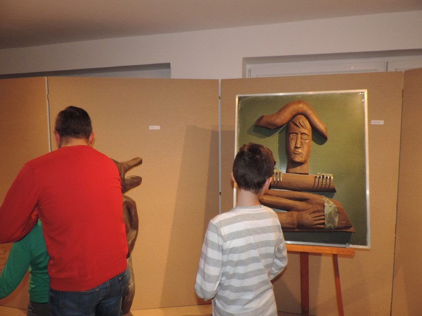 Wystawa dzieł Artura Szydlika. W ostrowskiej Galerii Pasaż Sztuki wystawił rzeźby i asamblaże