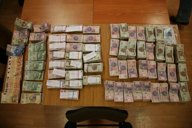 Policjanci zajęli m. in. gotówkę w złotówkach i euro przekraczającą 200 tys. zł.