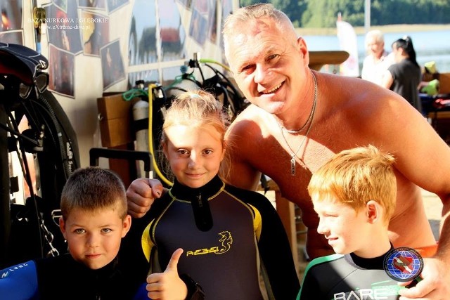 8-latkowie mogą już zrobić zakończony certyfikatem juniorski kurs nurkowania. W schodzeniu pod wodę zawsze musi towarzyszyć dziecku  wykwalifikowany nurek.