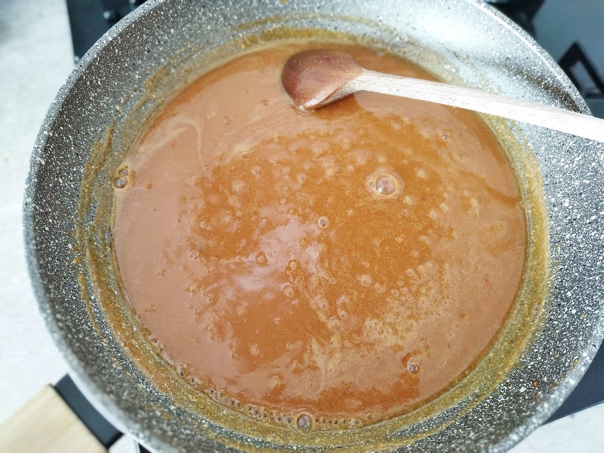 Gotuj sos przez ok. 3 min, aż będzie gęstszy. Cały czas...