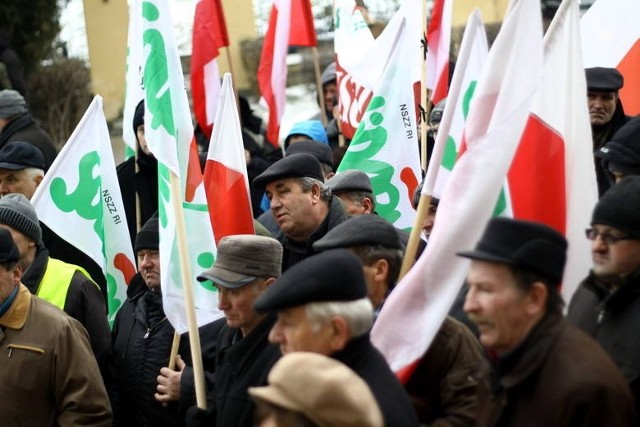 We wtorek rolnicy zorganizowali pikietę pod Urzędem Wojewódzkim w Lublinie. Dziś trwa blokada drogi w Radzyniu