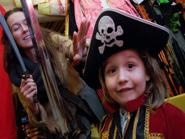 Dzieci z wypożyczalni w Galerii Słupsk najchętniej wypożyczają stroje księżczniek i rycerzy. Niektórzy chcą też być piratami.  