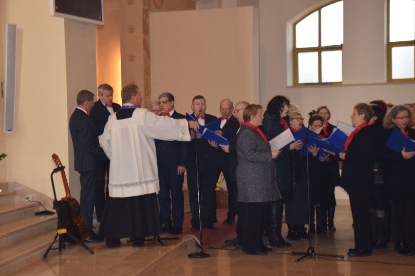 Relikwie księdza Popiełuszki wprowadzili biskup i kapłani - koledzy błogosławionego 