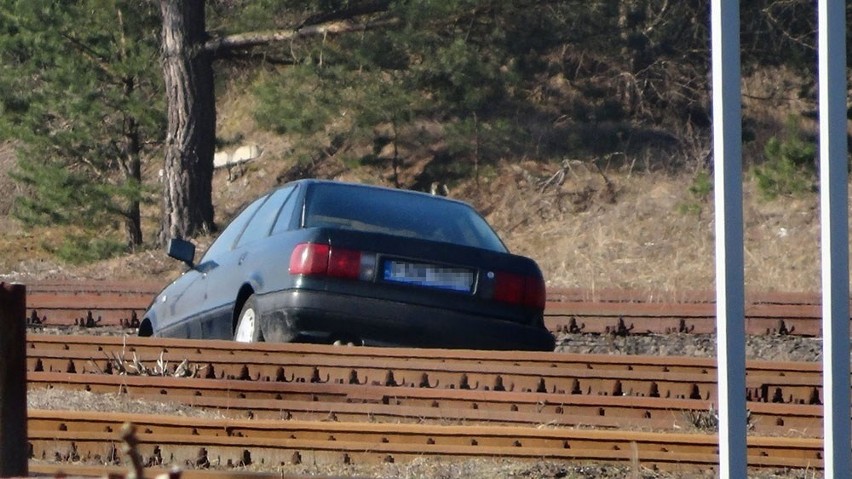 Wjechał audi na stację PKP w Nowogrodzie Bobrzańskim i