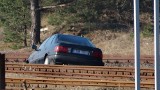 Wjechał audi na stację PKP w Nowogrodzie Bobrzańskim i pojechał torami. Porzucił auto i uciekł [ZDJĘCIA]