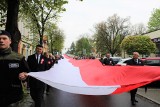 100-metrową flagę nieśli ulicami Krzeszowic. Wielka manifestacja patriotyzmu. Uczcili 232. rocznicę uchwalenia Konstytucji 3 Maja