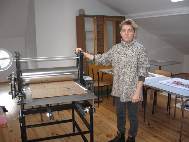 To urządzenie poligraficzne pomoże w wykonywaniu  prac  w wybranej  technice graficznej &#8211; pokazuje Ewa Banaszczyk.