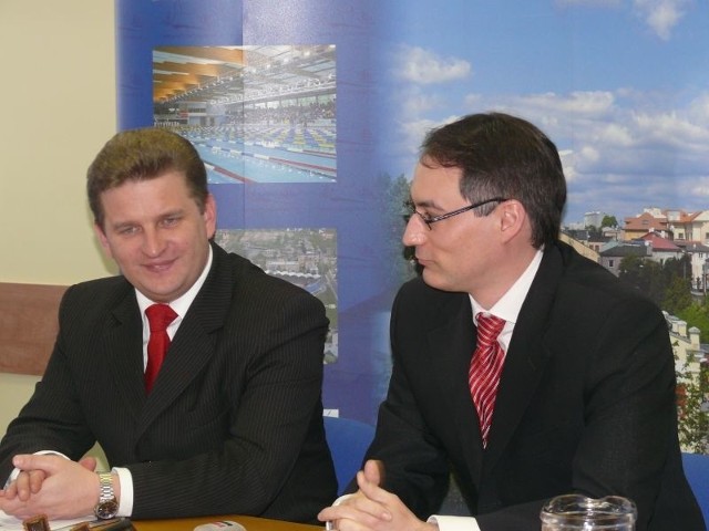 Prezydent Jarosław Wilczyński  (z lewej) i Alejandro Varon Tischer, dyrektor do spraw Europy Centralne i Wschodniej &#8222;APIA&#8221; tuż po podpisaniu umowy.