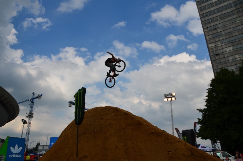 Adidas Ride The Sky: Dirt jumping Spodek