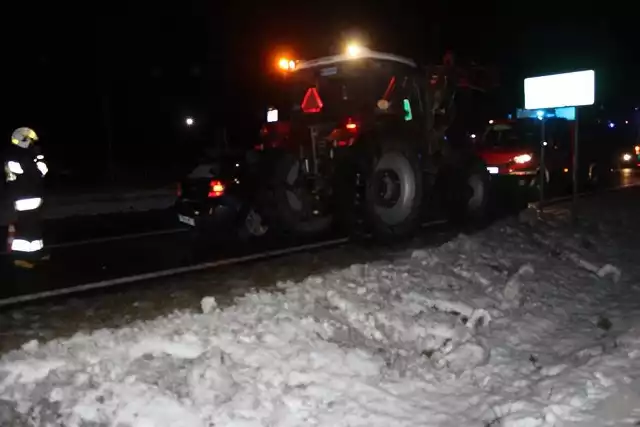 Do wypadku doszło w piątek około 18:15 na trasie Szczuczyn - Grajewo w Adamowie. W zdarzeniu udział brał samochód osobowy, pojazd ciężarowy oraz ciągnik z podczepionym pługiem. W wyniku zdarzenia jedna osoba została ranna. 