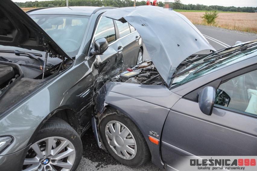 Toyota uderzyła w stojące na poboczu BMW [ZDJĘCIA]