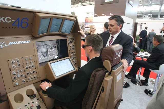 Symulator tankowania samolotu w powietrzu na stoisku Boeinga cieszył się dużym zainteresowaniem.