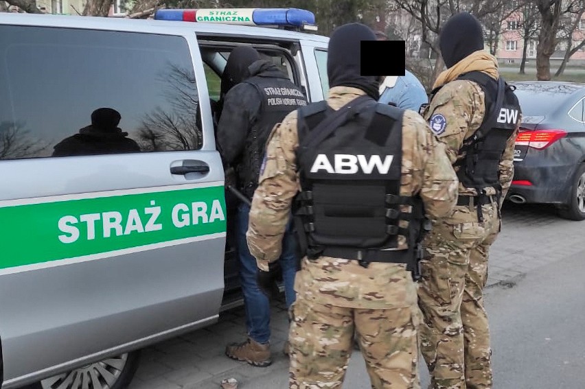 Wielka akcja służb. 12 osób zatrzymanych, przejęta broń i ponad milion złotych