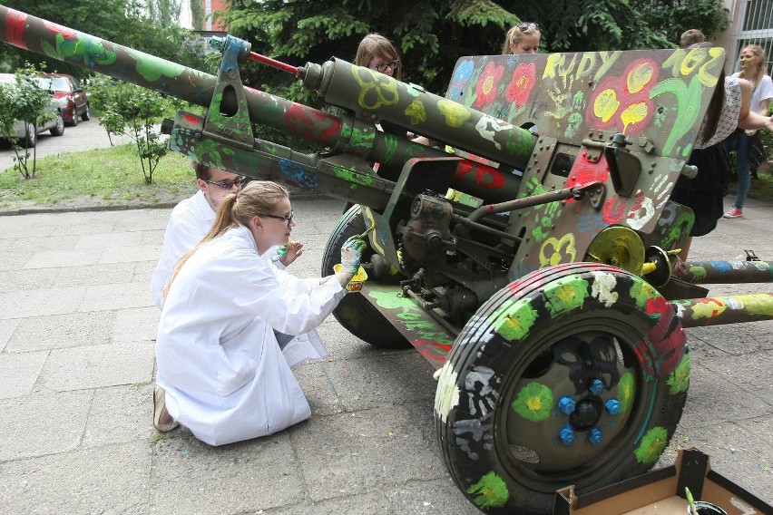 Przed II LO w Łodzi malowali armatę w kwiaty z okazji Dnia Dziecka [ZDJĘCIA]