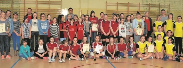 Uczestniczki pierwszego turnieju mini siatkówki dziewcząt, który odbył się w Kluczewsku.
