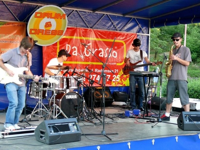 Zespół Drum & Dress na estradzie przed Starachowickim Centrum Kultury. Od lewej: Michał Malinowski (gitara), Hubert Pajek (perkusja), Marcin Gęborek (saksofon), Mikołaj Macek (gitara).