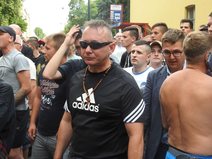 Marsz Równości w Białymstoku. Z jednej strony było kolorowo i głośno, z drugiej groźby i race. Policja zatrzymała kilkanaście osób