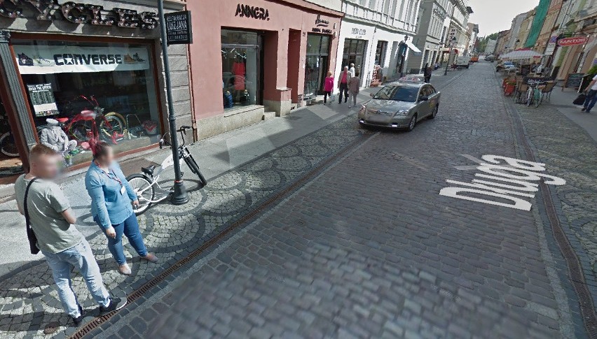 Przyłapani przez kamerę Google Street View na ulicach...