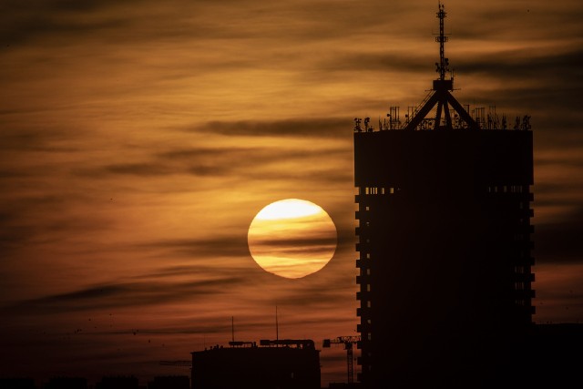 Nie od dziś wiadomo, że zachód słońca to najpiękniejsza pora dnia. Fotografowie prześcigają się w zrobieniu ładniejszego ujęcia. Tym razem zapraszamy do galerii zdjęć naszego fotoreportera Roberta Woźniaka, który sfotografował Poznań w czasie zachodu słońca. Zobacz zdjęcia Poznania o zachodzie słońca --->
