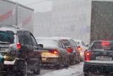 Zima. W trudnych warunkach na drogach jest bezpieczniej? 