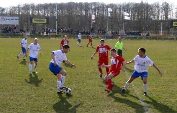 Piłkarze Igloopolu (białe stroje) wywieźli z Leżajska punkt.